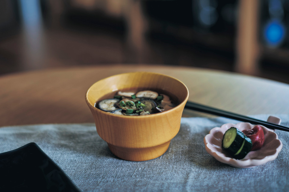 天然木のお椀で、いつものお味噌汁が特別になる。