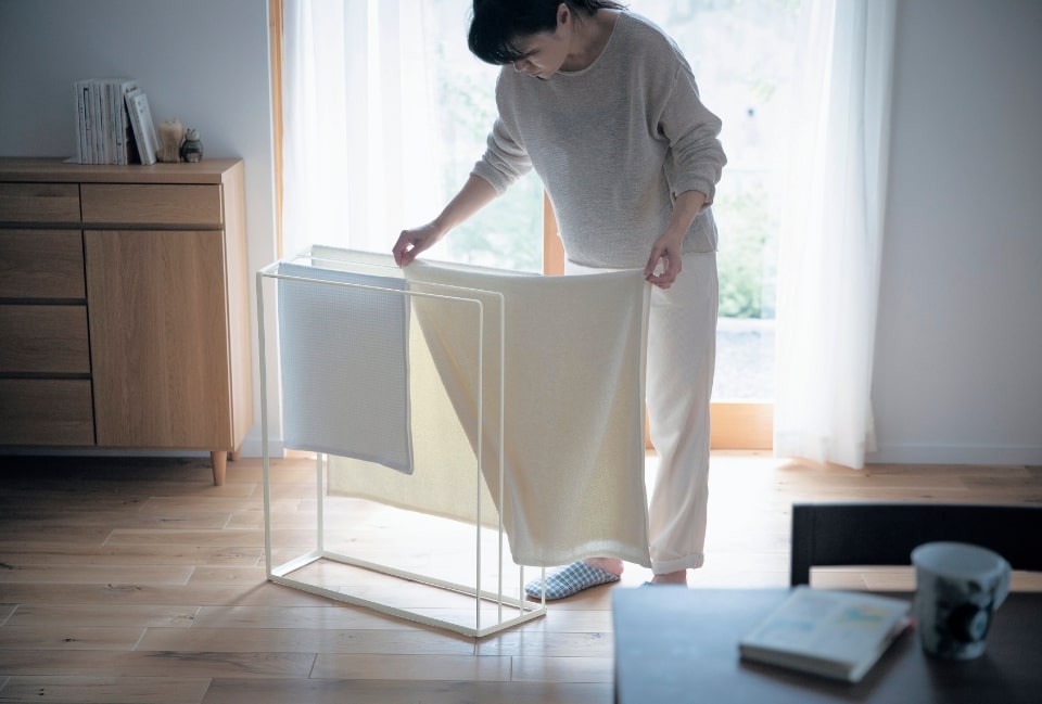 家族分のバスタオルを広げて部屋干し。