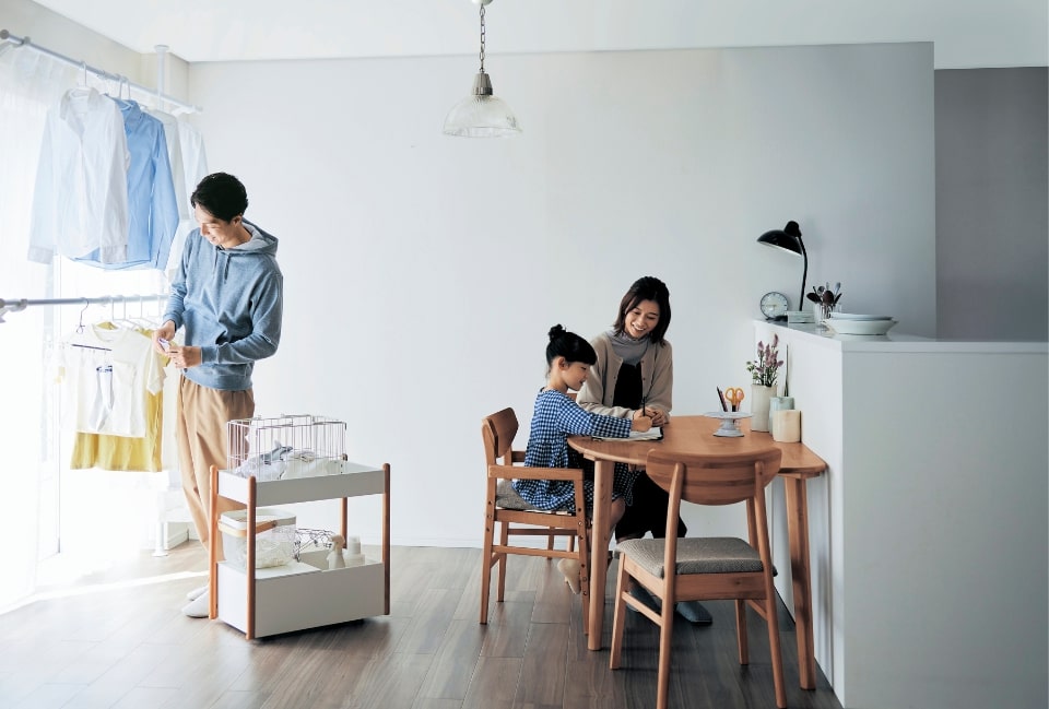 子どもに寄り添える変形テーブル。配置換えも簡単。