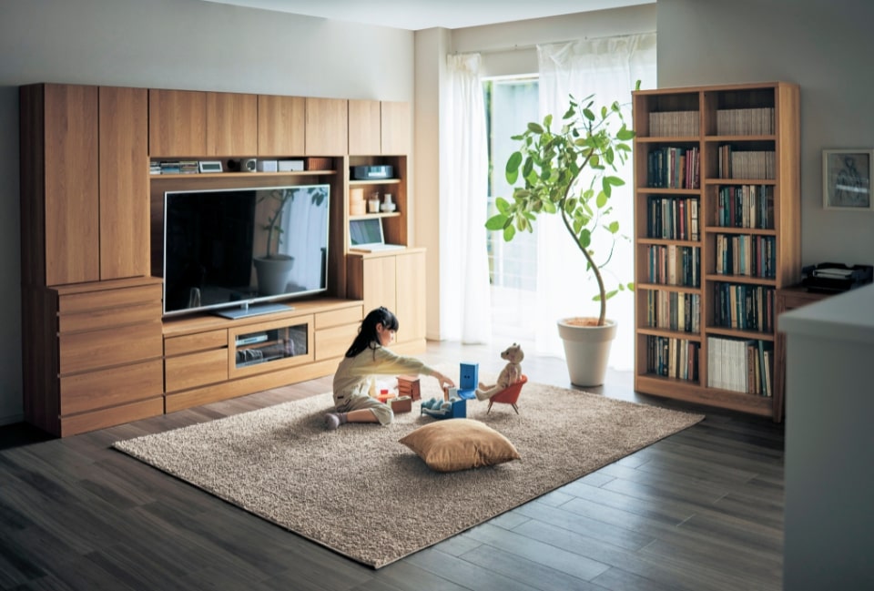 テレビと収納を壁面にまとめれば、もっと空間が広がる。
