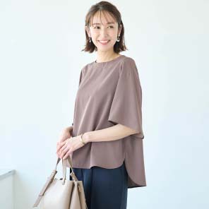 Tシャツ感覚で着られるシンプルブラウス