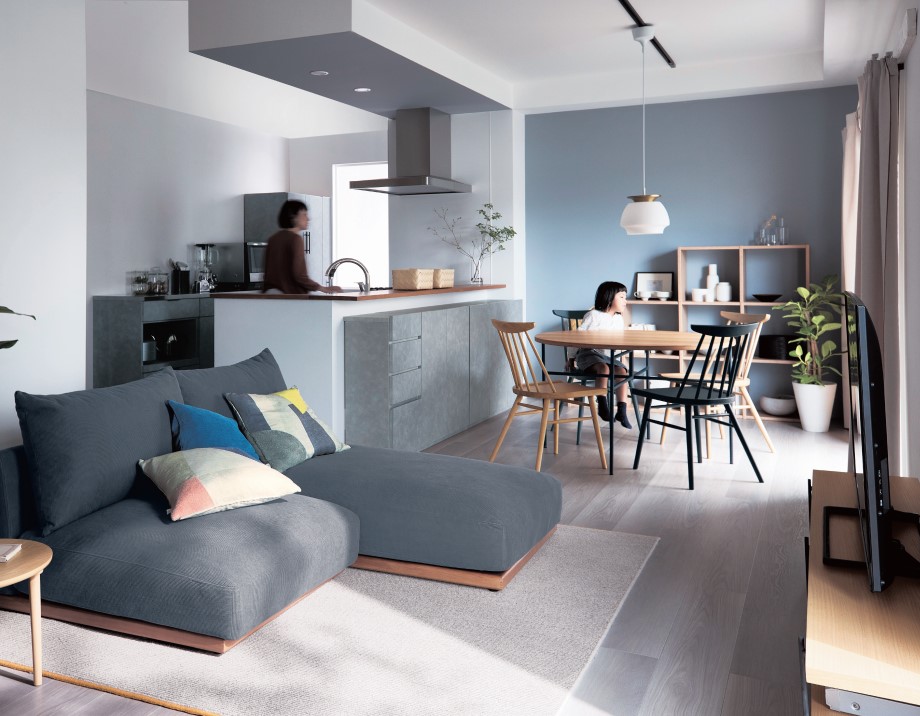 グレー×木目でつくる、上質なナチュラルモダンスタイル