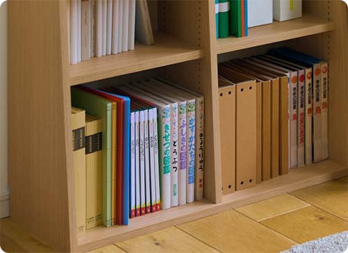 最下段は図鑑も収納できる！
