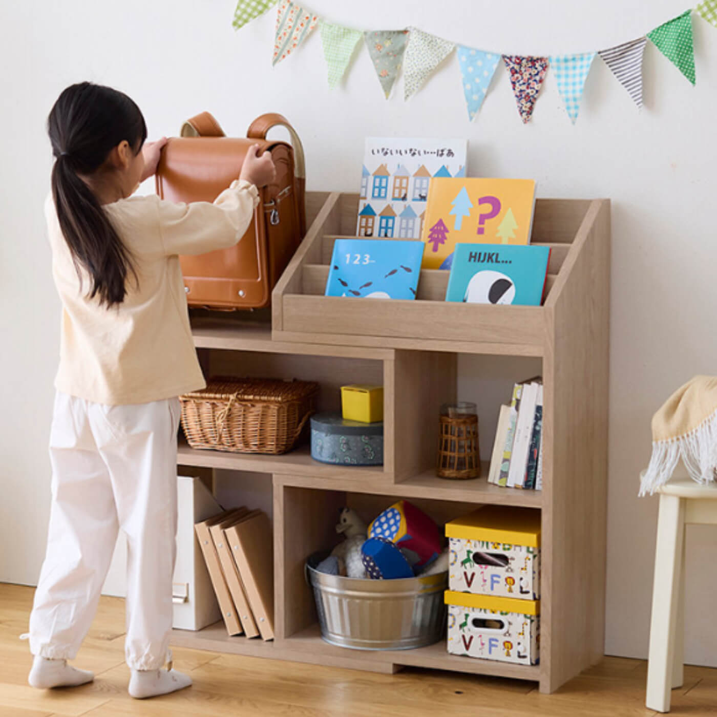 ランドセルラックにもなる伸縮絵本棚
