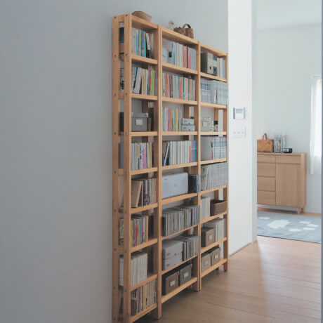 突っ張らずに取り付けられる薄型ラック・本棚「WALL FREE」