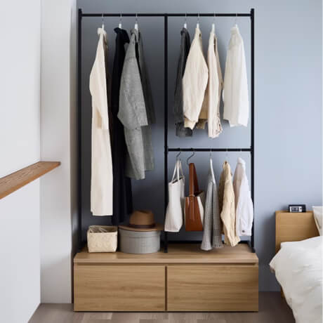 ディスプレイしながら収納できるワゴン付きクローゼットハンガーラック