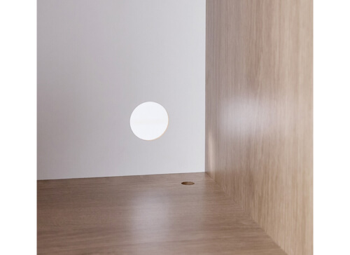 オープンタイプにはコード穴があり配線もスムーズ