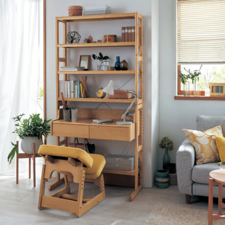 子どもの成長にあわせて高さが変えられるラック付きデスク