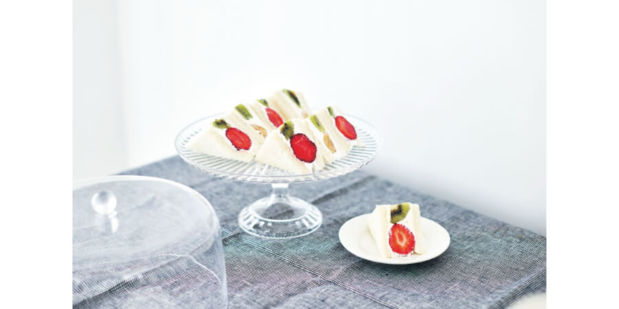 ガラスのような見た目で割れにくいケーキスタンド＆ドーム 