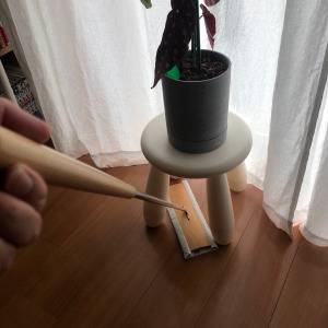 インテリアに馴染む。天然木を使用した「フロアワイプ／Floorwipe」