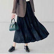 プリーツスカートで、重くなりがちなコーデを軽やかに