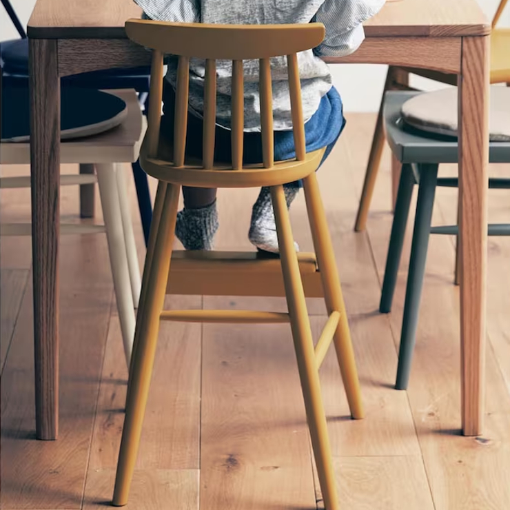「これ、ぼくの椅子?」はにかんだ子どものエガオが家族の思い出に。